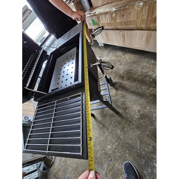 Gratar cu carbune Corenia QRE-2108205, cu raft lateral pliabil, tava de carbune reglabila pe inaltime, termometru integrat, roti si maner, otel cu strat rezistent la caldura, negru, 100 x 36 x 97 cm