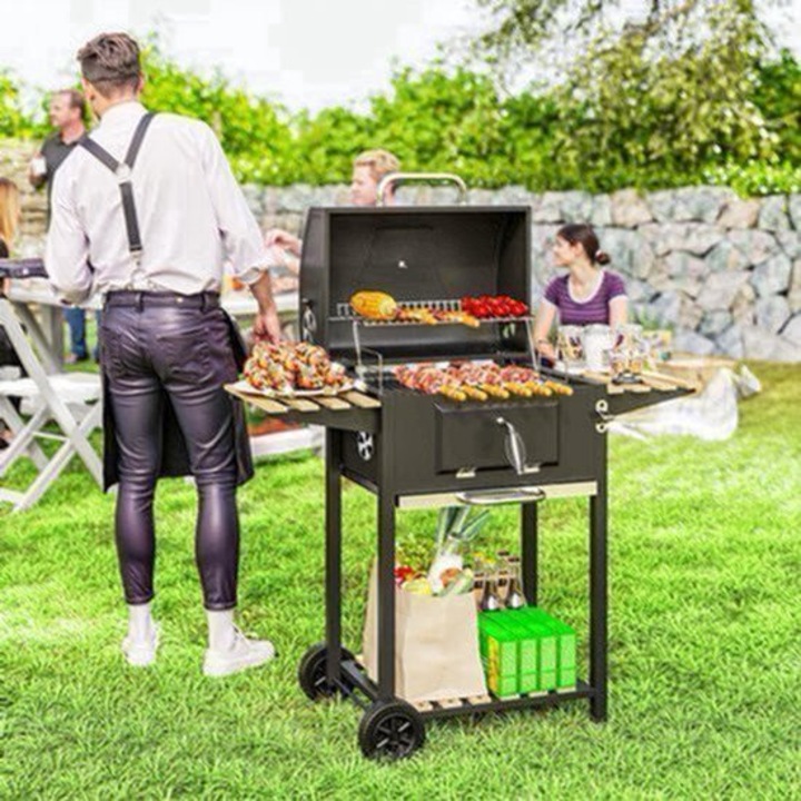 Gratar pe carbuni Corenia QRE-2105421, cu termometru in capac, grilaj reglabil pe 3 pozitii, doua rafturi laterale si polita inferioara, roti, negru, 112 x 58 x 107 cm