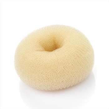 Burete pentru coc (gogoasa pentru coc) - par blond - diametru 9 cm Burete pentru coc (gogoasa pentru coc) - par blond - diametru 9 cm
