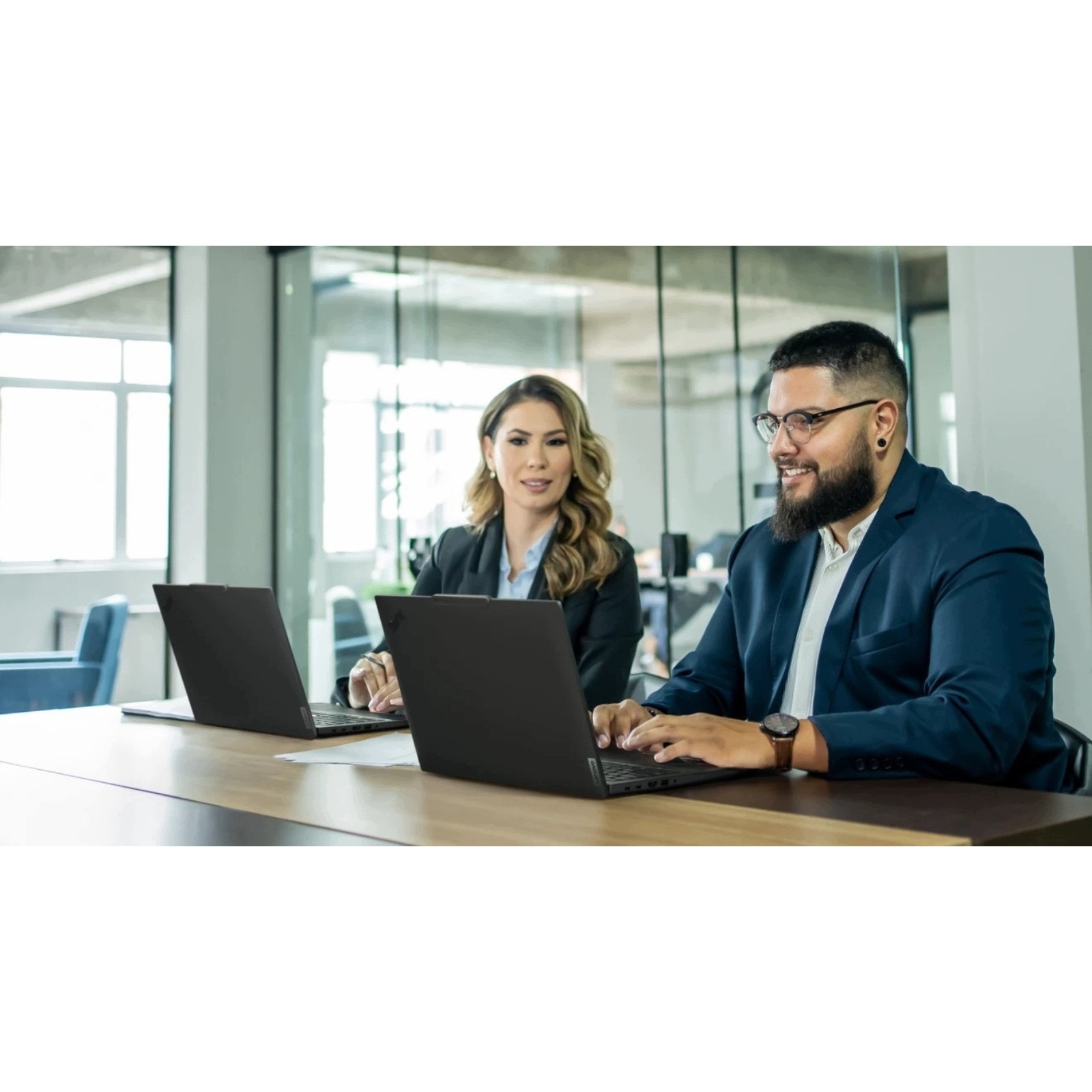 Pachet promo: Laptop Lenovo ThinkPad T14 G5, Intel Core Ultra 5 135U, 16GB 2TB SSD, 14" WUXGA 1920x1200 IPS, Intel Graphics, Windows 11 Pro + ET103 notebook case 43.2 cm (17") Messenger case Black
