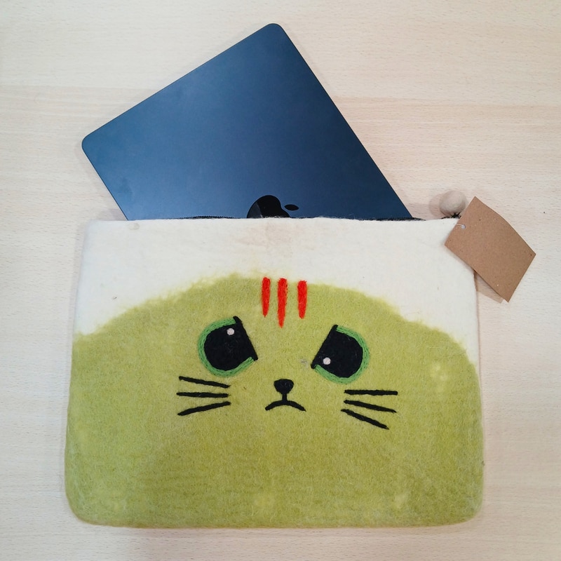 Handmade ART, Husa laptop din pasla cu fermoar si model pisica Grumpy FLTP-02, crem/verde, 14 inch