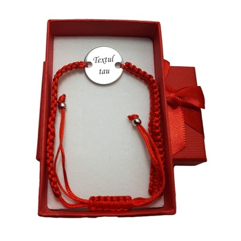 Bratara rosie impletita cu banut gravat cu textul tau Bratara rosie impletita cu banut gravat cu textul tau