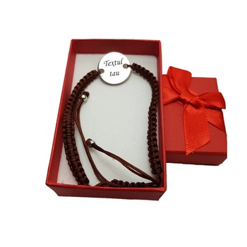 Bratara maro impletita cu banut gravat cu textul tau Bratara maro impletita cu banut gravat cu textul tau