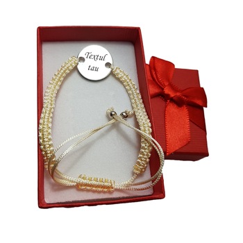 Bratara alba impletita cu banut gravat cu textul tau Bratara alba impletita cu banut gravat cu textul tau