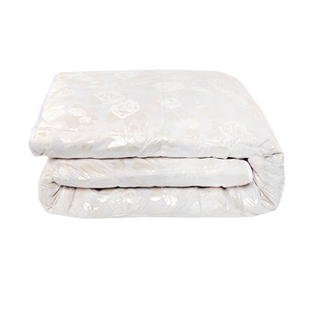 Pilota Pernador 180cm x200cm din puf si pana de gasca, alb cu trandafiri argintii Pilota Pernador 180cm x200cm din puf si pana de gasca, alb cu trandafiri argintii