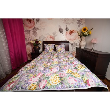 Pilota Pernador 140cm x200cm din puf si pana de gasca, flori mov Pilota Pernador 140cm x200cm din puf si pana de gasca, flori mov