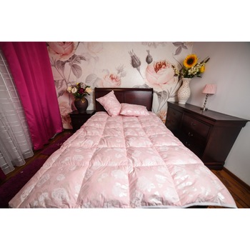 Pilota Pernador 180cm x200cm din puf si pana de gasca, roz cu trandafiri argintii Pilota Pernador 180cm x200cm din puf si pana de gasca, roz cu trandafiri argintii