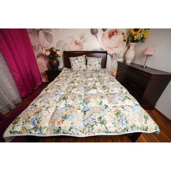 Pilota Pernador 180cm x 200cm din puf si pana de gasca, flori albastre Pilota Pernador 180cm x 200cm din puf si pana de gasca, flori albastre