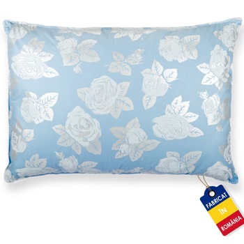 Perna Pernador antialergica din Bumbac, Snowballs, 50x70 cm, albastru cu trandafiri argintii Perna Pernador antialergica din Bumbac, Snowballs, 50x70 cm, albastru cu trandafiri argintii
