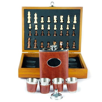 Set cadou pentru barbati, recipient, pahare, palnie inox si joc sah Set cadou pentru barbati, recipient, pahare, palnie inox si joc sah
