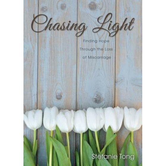 Chasing Light: Finding Hope Through the Loss of Miscarriage, Stefanie Tong (Author)