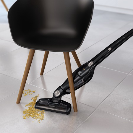 Aspirator vertical 2 in 1 Electrolux EERC70EB, 10,6 V, Li-Ion, 0.5 l, Autonomie 21 minute, Perii spatii inguste, Negru