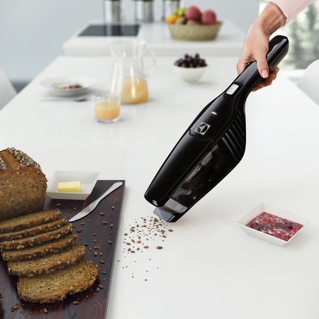 Aspirator vertical 2 in 1 Electrolux EERC70EB, 10,6 V, Li-Ion, 0.5 l, Autonomie 21 minute, Perii spatii inguste, Negru