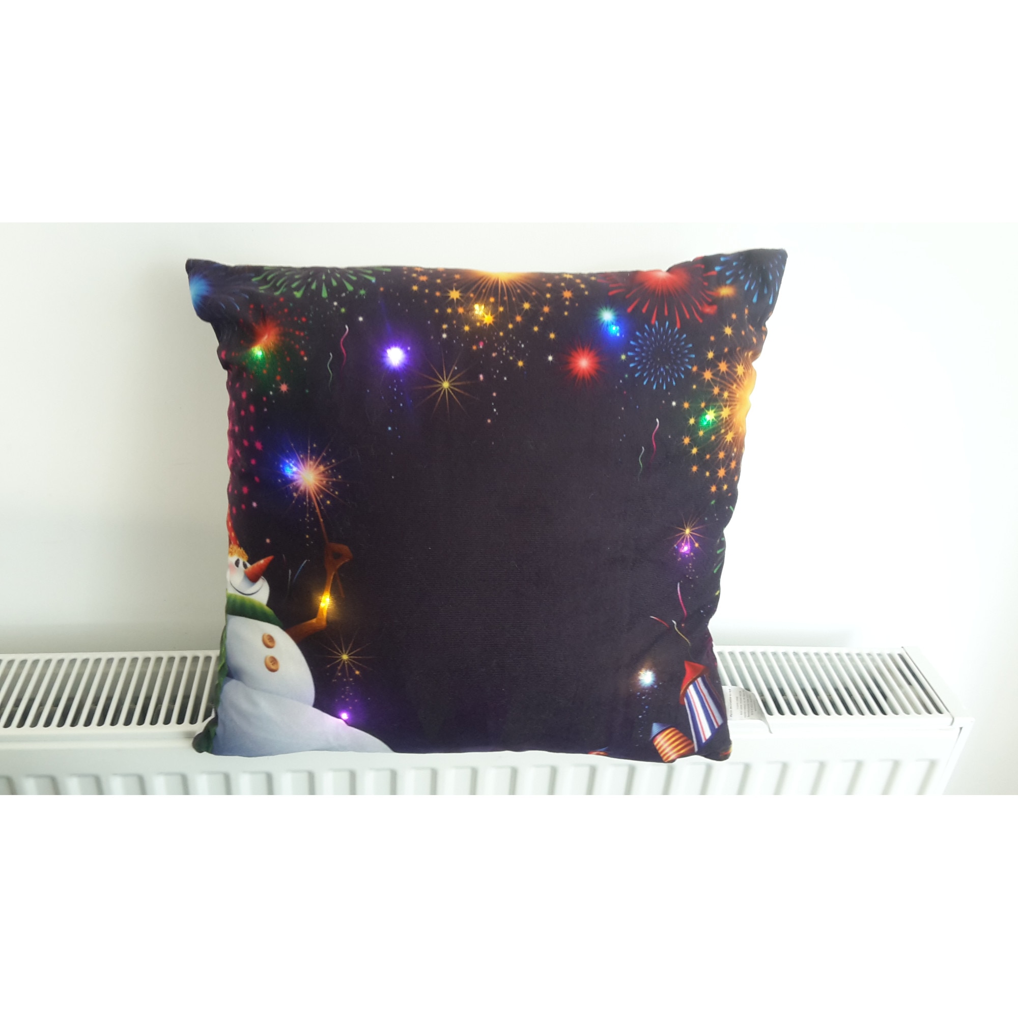 Perna decorativa cu led 43x43cm, poliester, model Om de Zapada, multicolor