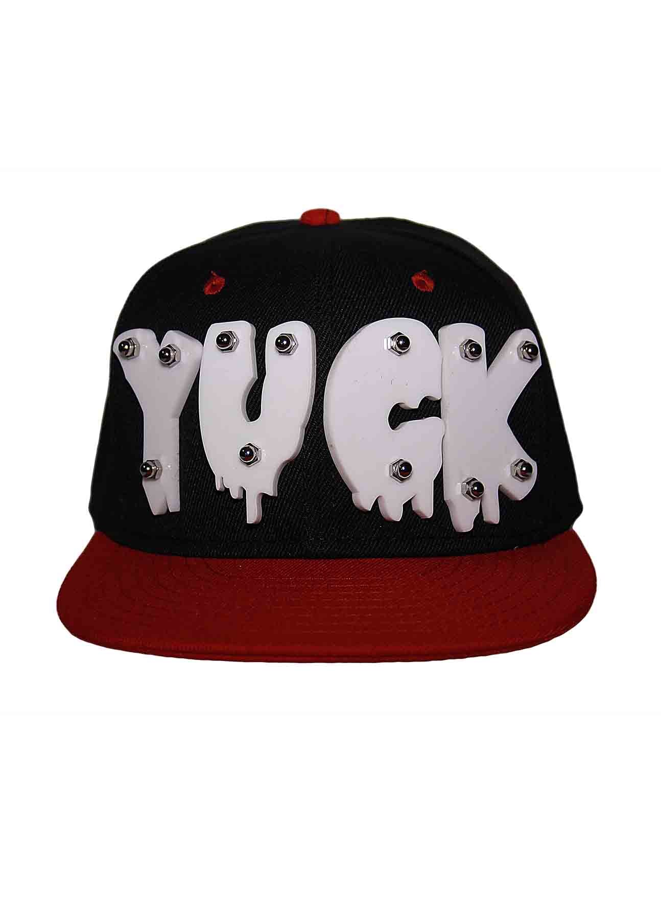 Sapca snapback cu logo din plastic aplicat,yuck,negru rosu
