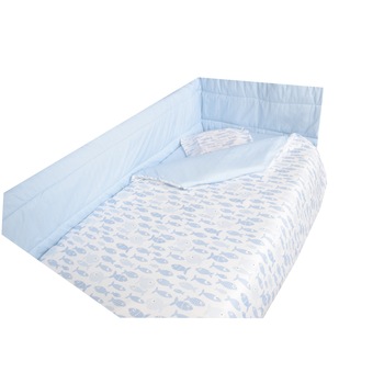 Set complet patut bumbac 100%, 5 piese, pestisori, alb si bleu Set complet patut bumbac 100%, 5 piese, pestisori, alb si bleu