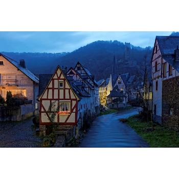 Fototapet de perete autoadeziv si lavabil Casa de langa rau, 270 x 200 cm Fototapet de perete autoadeziv si lavabil Casa de langa rau, 270 x 200 cm