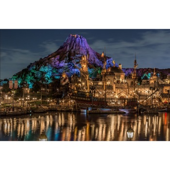 Fototapet de perete autoadeziv si lavabil Orasul de langa vulcan, 270 x 200 cm Fototapet de perete autoadeziv si lavabil Orasul de langa vulcan, 270 x 200 cm