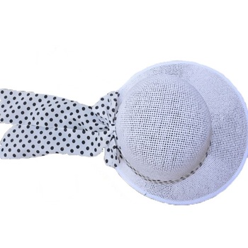 Palarie tinereasca cu bor asimetric si material cu buline colorate, D&J Exclusive, Alb, Universal Palarie tinereasca cu bor asimetric si material cu buline colorate, D&J Exclusive, Alb, Universal