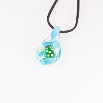 Colier, Eurozone, snur negru cu pandant sticla broscuta bleu Colier, Eurozone, snur negru cu pandant sticla broscuta bleu
