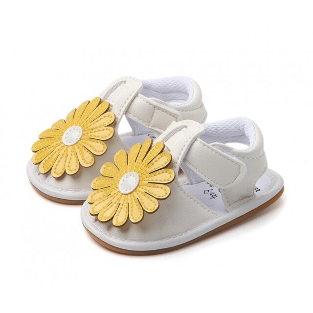 Sandalute fetite albe cu floare galbena