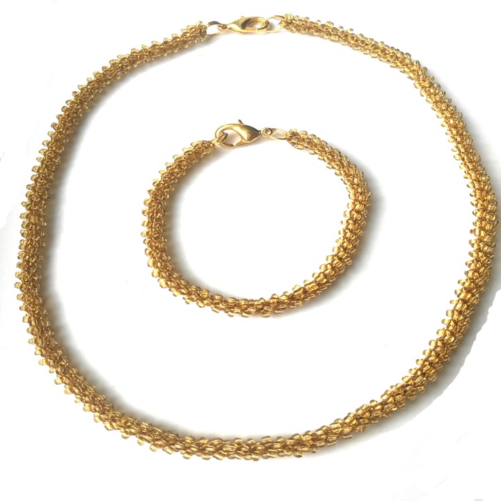 Set colier si bratara Crisandahandmade, cu margele Preciosa Cehia aurii si fir metalic auriu