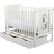 Patut din lemn, BabyNeeds, Timmi Girafa, Cu sertar cu capac, Din lemn de pin si mdf, Stabil si rezistent, Inaltime saltea reglabila pe 3 nivele, Laterala cu 3 bete detasabile, 120x60, Alb