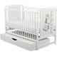 Patut din lemn, BabyNeeds, Timmi Girafa, Cu sertar cu capac, Din lemn de pin si mdf, Stabil si rezistent, Inaltime saltea reglabila pe 3 nivele, Laterala cu 3 bete detasabile, 120x60, Alb