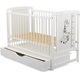 Patut din lemn, BabyNeeds, Timmi Girafa, Cu sertar cu capac, Din lemn de pin si mdf, Stabil si rezistent, Inaltime saltea reglabila pe 3 nivele, Laterala cu 3 bete detasabile, 120x60, Alb