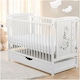 Patut din lemn, BabyNeeds, Timmi Girafa, Cu sertar cu capac, Din lemn de pin si mdf, Stabil si rezistent, Inaltime saltea reglabila pe 3 nivele, Laterala cu 3 bete detasabile, 120x60, Alb