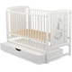 Patut din lemn, BabyNeeds, Timmi Girafa, Cu sertar cu capac, Din lemn de pin si mdf, Stabil si rezistent, Inaltime saltea reglabila pe 3 nivele, Laterala cu 3 bete detasabile, 120x60, Alb