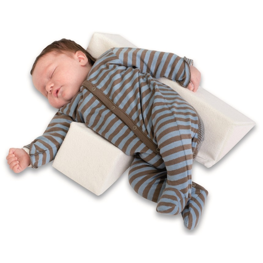 Новорожденному спать на боку или спине. Позы для сна новорожденного. Правильная поза для сна новорожденного. Грудничок на боку. Позы для сна грудничка.