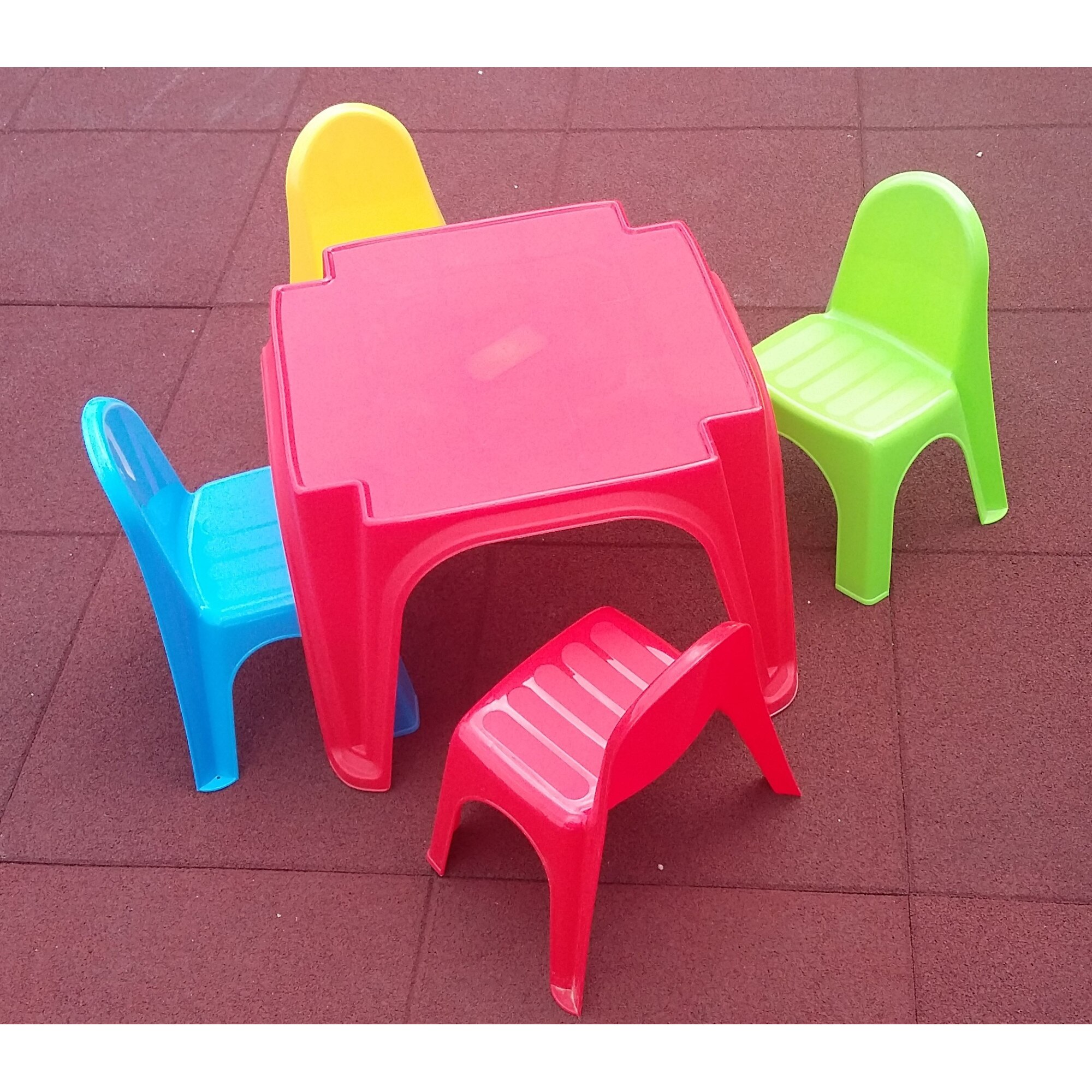 színes műanyag asztal székkel