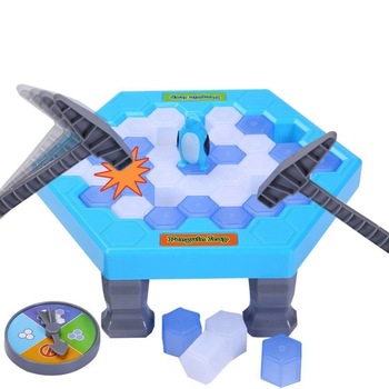 Joc de societate Salveaza Pinguinul din capcana de gheata, Urban Trends ® Joc de societate Salveaza Pinguinul din capcana de gheata, Urban Trends ®