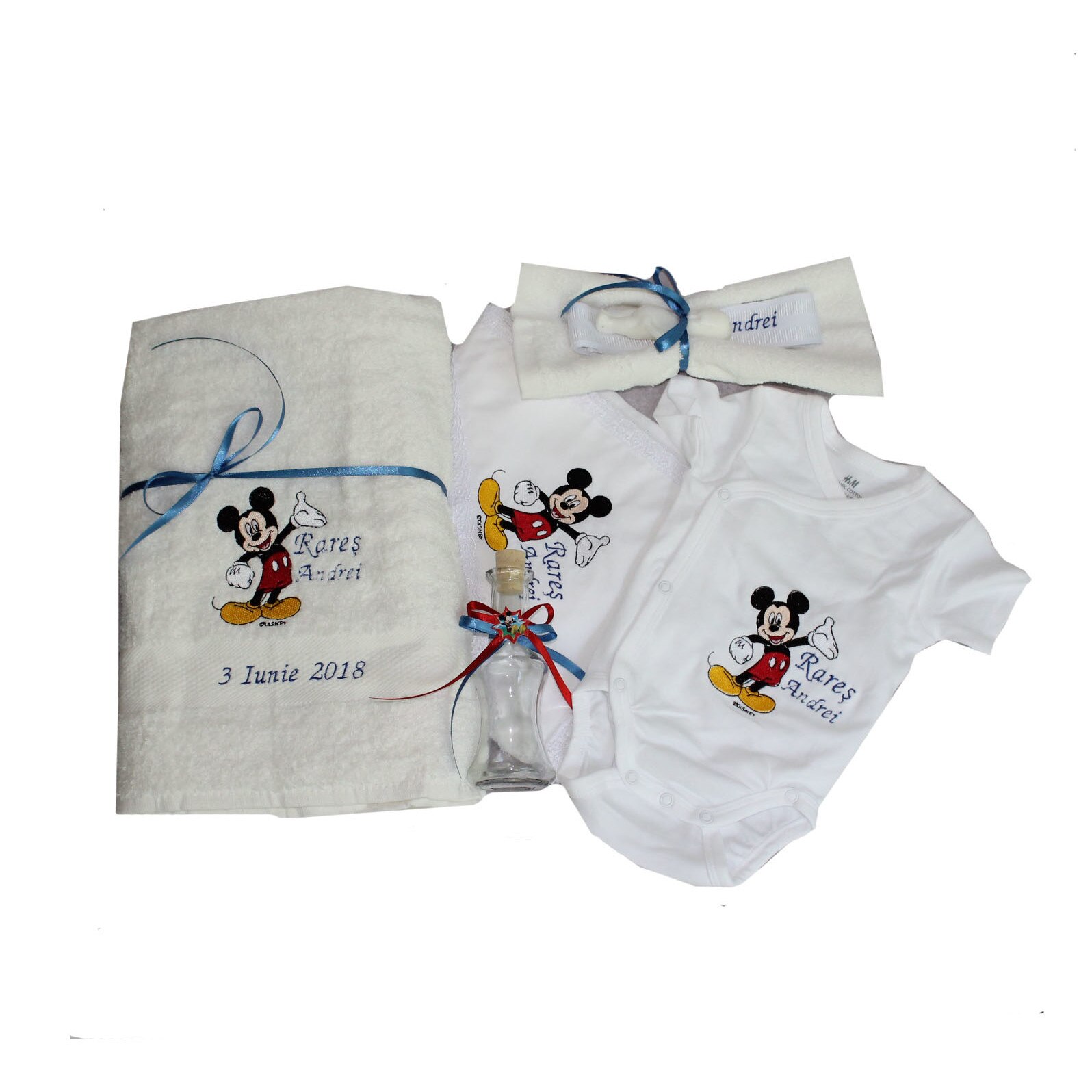 Set trusou botez baiat si body brodate cu numele copilului si Mickey Mouse