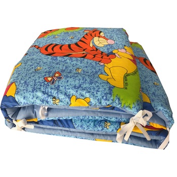 Set 4 aparatori protectii laterale pat pufoase 140x70 cm h35cm Deseda Distractie cu Aiurila si Winnie albastru Set 4 aparatori protectii laterale pat pufoase 140x70 cm h35cm Deseda Distractie cu Aiurila si Winnie albastru