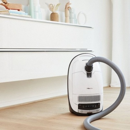 Aspirator cu sac Miele Complete C3 Jubilee Eco Line Lows, 550 W, 4.5 L, Perie Parchet, Perie universala, Filtru AirCleanPlus, Alb