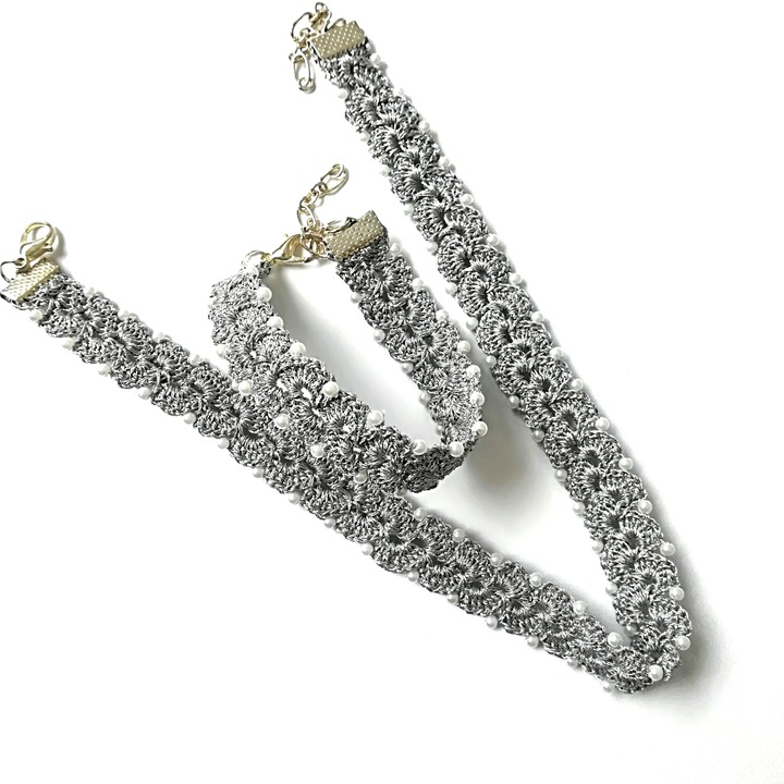 Set colereta si bratara cu perle de sticla albe si fir metalic argintiu