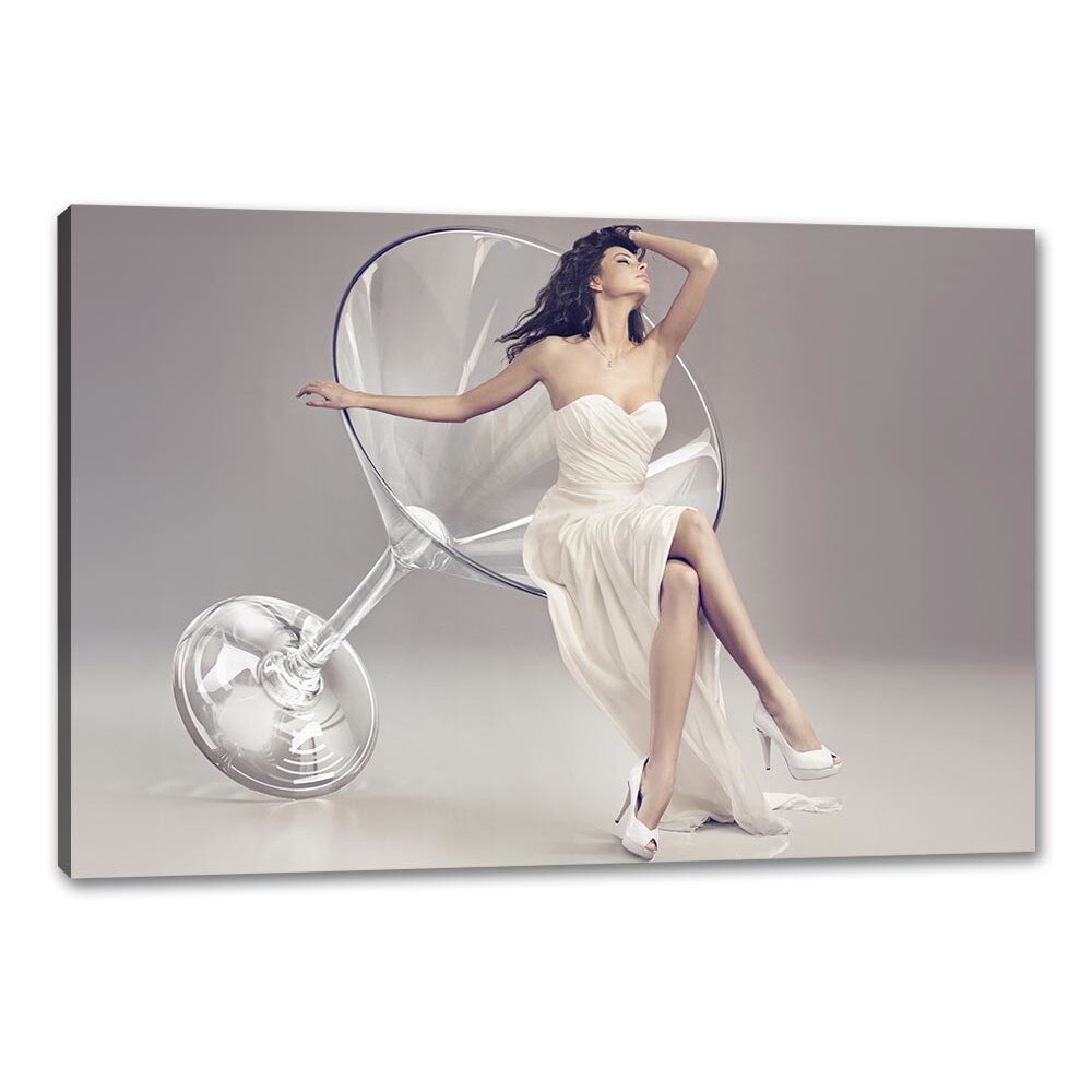 Tablou Canvas - Fata din paharul de martini 80 x 120 cm