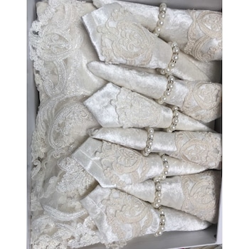 Fata de Masa Dreptunghiulara 160 x 300 cm, cu Fundinte Elegante, Alba fildes Catifea si Dantela Fata de Masa Dreptunghiulara 160 x 300 cm, cu Fundinte Elegante, Alba fildes Catifea si Dantela