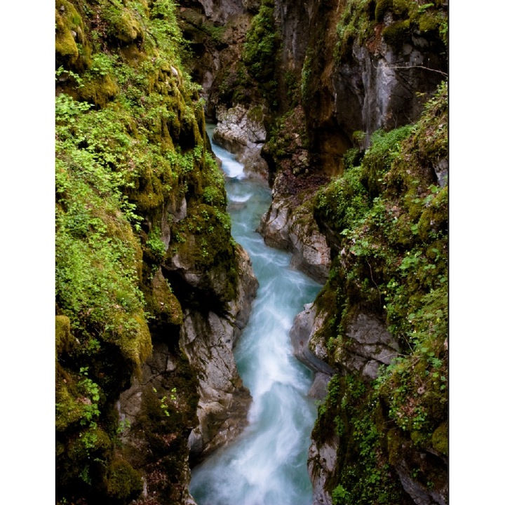 Fototapet Rau printre stanci, 150 x 205 cm