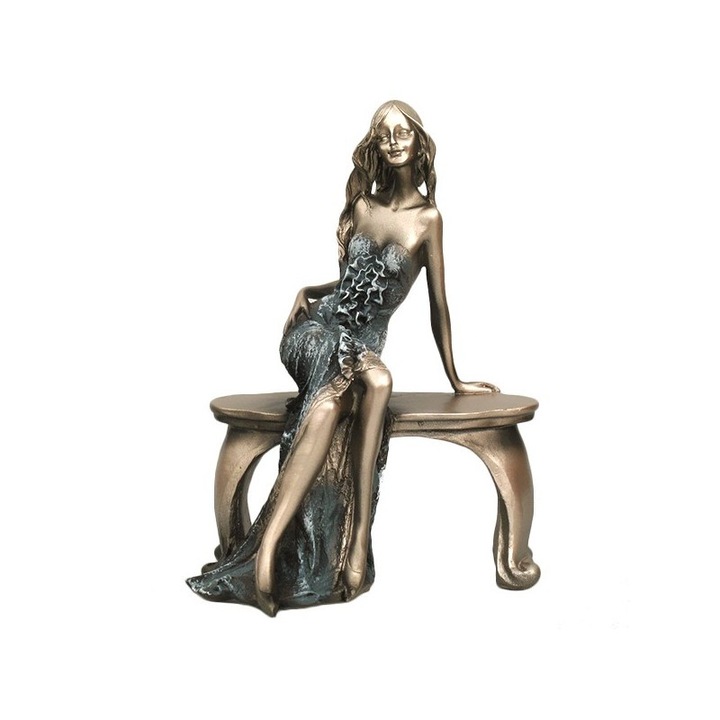 Статуетката, представляваща Момиче на пейката 18x24 cm