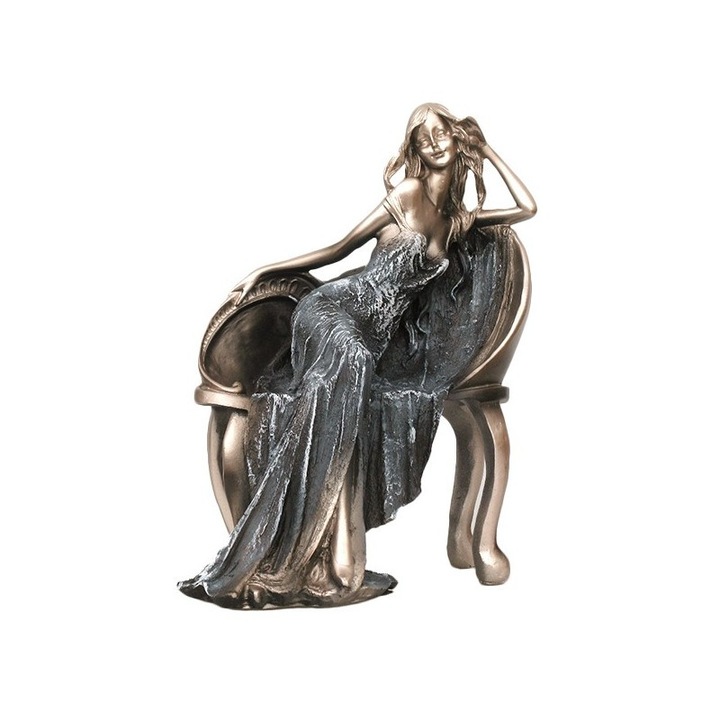 Statueta reprezentand o Fata asezata pe un fotoliu 16x25 cm