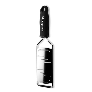 Razatoare pentru parmezan, otel inoxidabil, 30,5 x 6,5 cm - Microplane Razatoare pentru parmezan, otel inoxidabil, 30,5 x 6,5 cm - Microplane