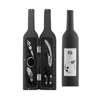 Set 5 accesorii pentru vin, InnovaGoods, include taietor de sigilii, tirbuson, dop pentru vin, inel antipicurare, dispozitiv turnare, plus geanta pastrare tip sticla cu inchidere magnetica Set 5 accesorii pentru vin, InnovaGoods, include taietor de sigilii, tirbuson, dop pentru vin, inel antipicurare, dispozitiv turnare, plus geanta pastrare tip sticla cu inchidere magnetica