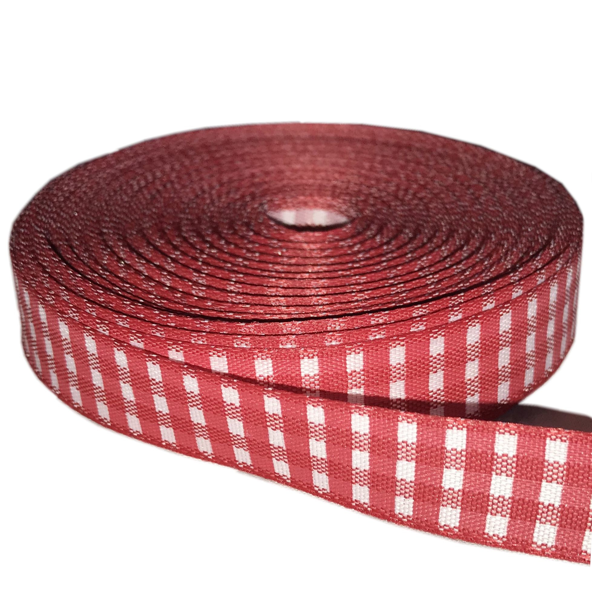 Panglica CARO, latime 20 mm, lungime rola 25 ml, imprimata pe fond alb cu carouri rosii