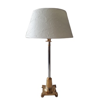 Veioza Quadra picior metal argintiu cu auriu si abajur alb creponat H: 74 cm Veioza Quadra picior metal argintiu cu auriu si abajur alb creponat H: 74 cm