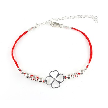 Bratara norocoasa cu trifoi din argint si snur rosu Bratara norocoasa cu trifoi din argint si snur rosu