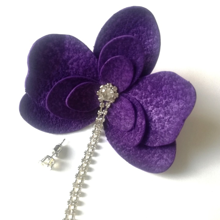 Cercei asimetrici cu orhidee handmade, Mov / Argintiu