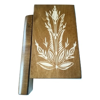 Cutie din lemn cu deschidere secreta, in forma de carte ,sculptat, maro Cutie din lemn cu deschidere secreta, in forma de carte ,sculptat, maro